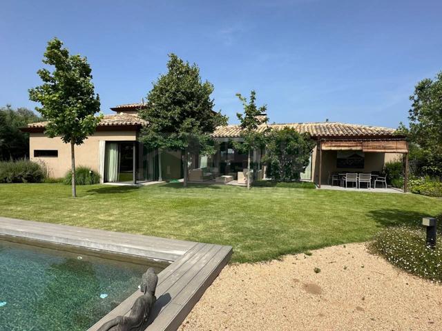 Impresionante propiedad con jardín y piscina de alquiler vacacional situada en el campo de golf de Gualta photo 0