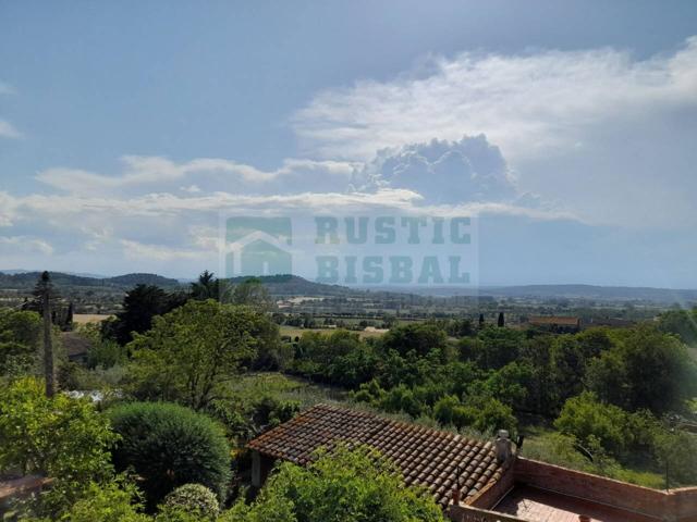 EN VENTA CASA RÚSTICA DE TRES PLANTAS CON DOS TERRAZAS EN EL EMBLEMÁTICO PUEBLO DE ULLASTRET photo 0