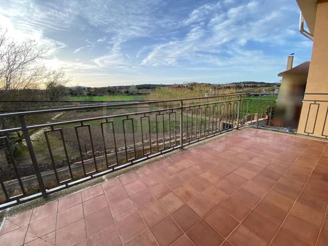 En venta espaciosa casa esquinera con doble parcela en La Bisbal D'Empordà photo 0