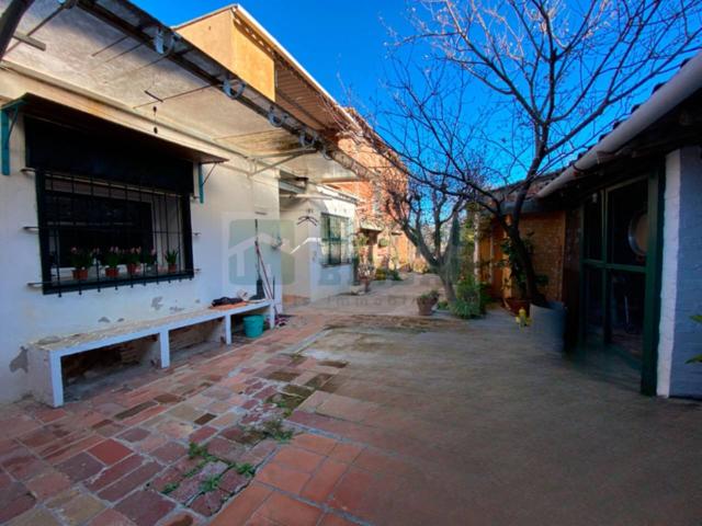 Casa rústica del siglo XVIII con patio soleado: Una oportunidad única en la Bisbal d'Empordà photo 0