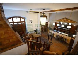 Inmueble céntrico en La Bisbal d'Empordà con restaurante y posibles viviendas en las plantas superiores. Gran Potencial photo 0