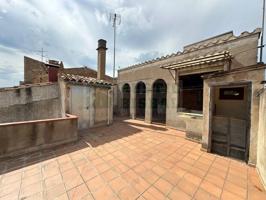 Edificio Rústico en Venta: Local, dos viviendas y dos terrazas en el casco antiguo de La Bisbal d'Empordà photo 0