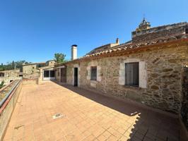 Exclusiva propiedad en venta en Jafre, Empordà: Oportunidad única con tres edificaciones y patio central photo 0