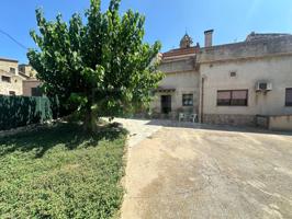 Exclusiva propiedad en venta en Jafre, Empordà: Oportunidad única con tres edificaciones y patio central photo 0