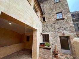 Gran casa rústica en venta en Rupià, Baix Empordà con bodega, patio y porche photo 0