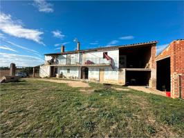 En venta masía con campos en Sant Jordi Desvalls: Ubicación privilegiada en la comarca del Gironès photo 0