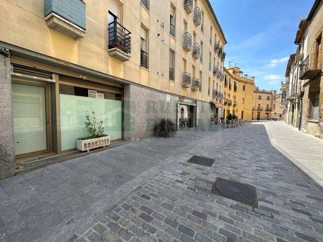 EN VENTA GRAN LOCAL COMERCIAL DE UNOS 150 M² SITUADO EN EL CENTRO DE LA BISBAL D'EMPORDÀ photo 0