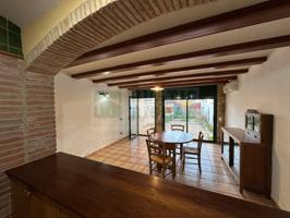 Casa rústica reformada con amplio jardín en venta situada en La Bisbal d’Empordà photo 0