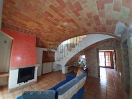 Casa rústica reformada con amplio jardín en venta situada en La Bisbal d’Empordà photo 0