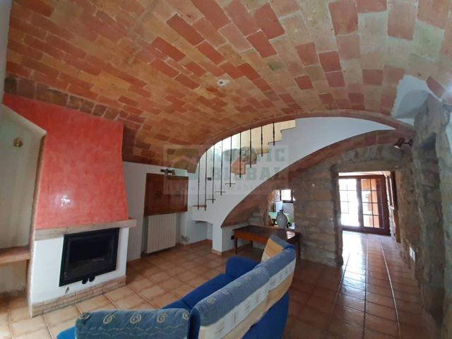 Casa rústica reformada con amplio jardín en venta situada en La Bisbal d’Empordà photo 0