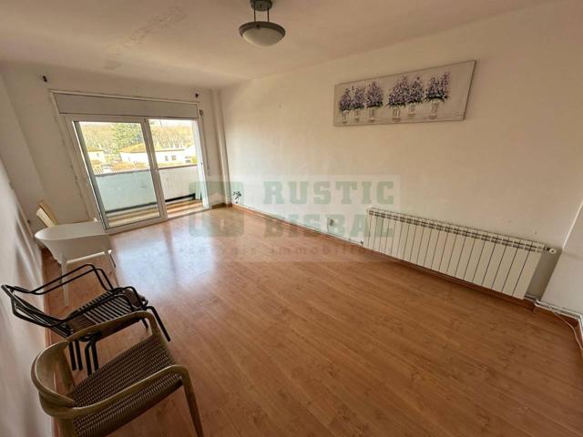 Piso en venta en La Bisbal: luminoso, con terraza y en zona tranquila cerca de servicios photo 0
