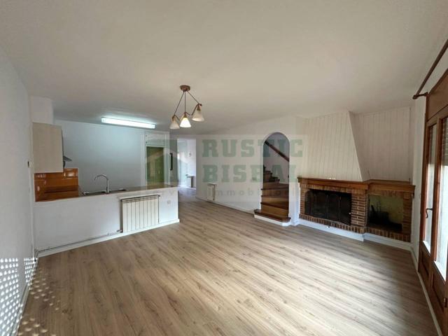 Casa rústica en venta con jardín, porche cubierto y barbacoa en La Bisbal d'Empordà photo 0