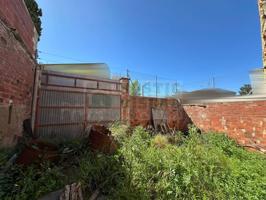 En venta casa rústica esquinera para reformar con jardín en venta en La Bisbal d’Empordà (zona sur) photo 0