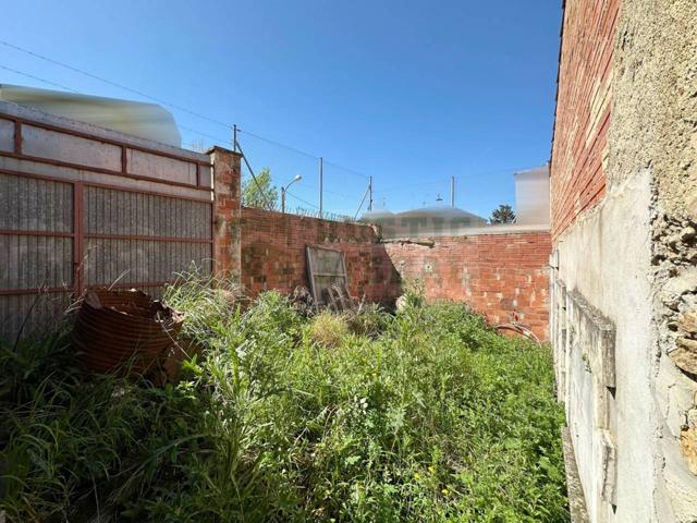 En venta casa rústica esquinera para reformar con jardín en venta en La Bisbal d’Empordà (zona sur) photo 0