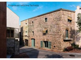 SITUADA EN EL CENTRO DE LA POBLACIÓN, CASA RÚSTICA POR REFORMAR CON PATIO Y TERRAZA. SE VENDE CON PROYECTO DE REFORMA. photo 0