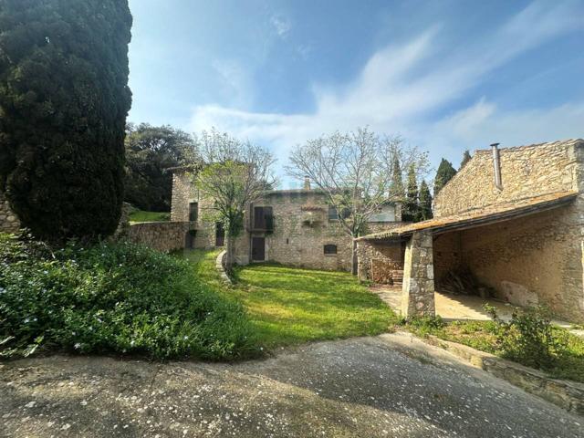 Casa rústica señorial en venta en el Empordà con 2.700 m² de terreno y preciosas vistas. A cinco minutos de servicios y photo 0