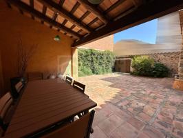 Casa rústica con gran patio en alquiler semestral en Sant Sadurní de l’Heura, Baix Empordà photo 0