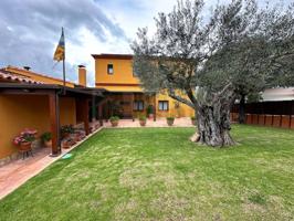 Oportunidad en Vulpellac - Baix Empordà: casa en venta con jardín, porche, garajes y alta eficiencia energética photo 0