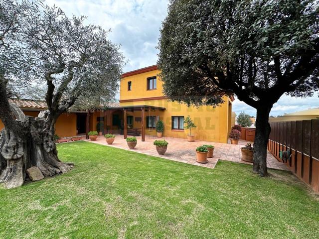 Oportunidad en Vulpellac - Baix Empordà: casa en venta con jardín, porche, garajes y alta eficiencia energética photo 0