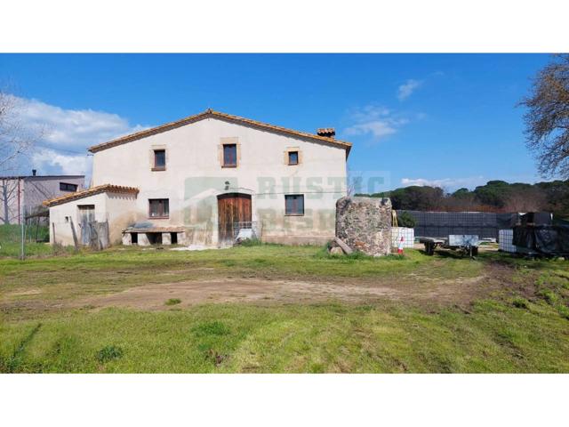 Masía en venta en Sils con más de 4 hectáreas de terreno llano y estructura rehabilitada photo 0