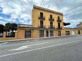 Se alquila local comercial en La Bisbal d’Empordà con gran escaparate y visibilidad photo 0