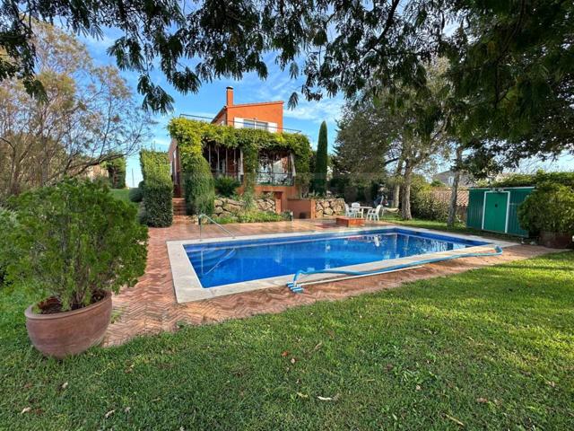 En venta finca exclusiva con jardín, piscina y vistas panorámicas en Ultramort, Baix Empordà photo 0