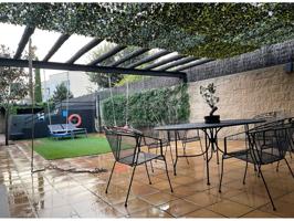 Oportunidad en La Bisbal d’Empordà: casa reformada con 3 viviendas, jardín y piscina photo 0