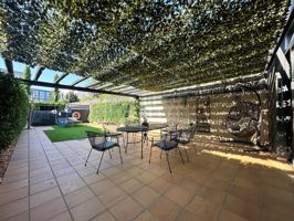 Oportunidad en La Bisbal d’Empordà: casa reformada con 3 viviendas, jardín y piscina photo 0