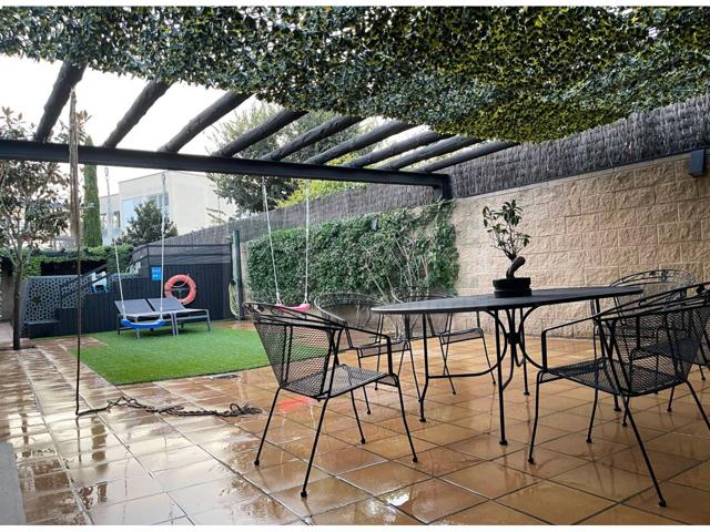 Oportunidad en La Bisbal d’Empordà: casa reformada con 3 viviendas, jardín y piscina photo 0