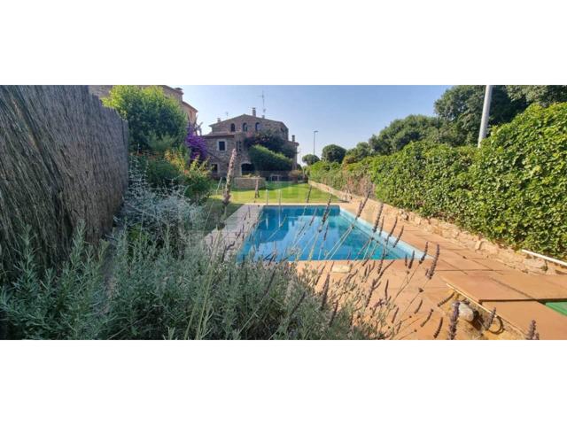 Casa rústica de alquiler vacacional con jardín, porche de verano y piscina en zona Vilopriu photo 0