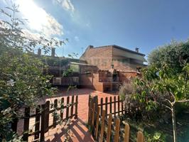 Casa rústica con porche, jardín y terraza en venta en La Bisbal d’Empordà photo 0