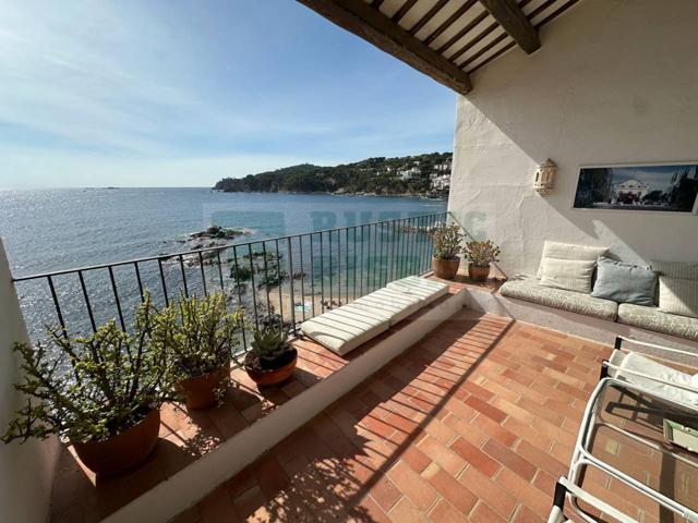 Casa en venta en primera línea de mar en Calella de Palafrugell con vistas al Mediterráneo y acceso directo a la playa photo 0