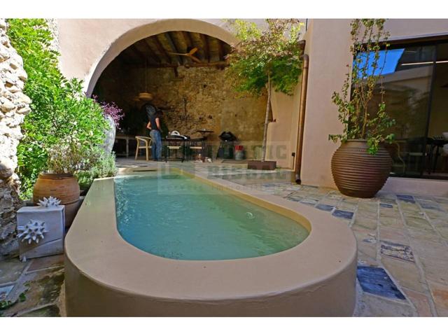 Espectacular casa en venta reformada en el Empordà, con un diseño contemporáneo, piscina de agua salada y gran terraza. photo 0