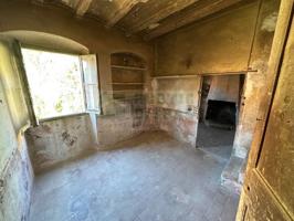 En venta casa de pueblo con encanto. Por rehabilitar, está situada en el centro de La Bisbal d’Empordà photo 0