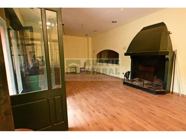 Edificio emblemático en venta en El Passeig de La Bisbal d’Empordà con local comercial y dúplex photo 0