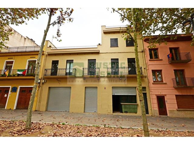 Edificio emblemático en venta en El Passeig de La Bisbal d’Empordà con local comercial y dúplex photo 0