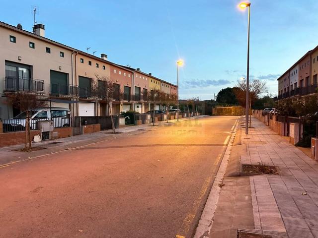 Plaza de parking en venta junto a servicios y zonas escolares en La Bisbal photo 0