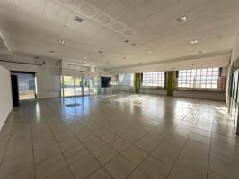 Nave en alquiler de 289 m² con parking situada en calle comercial de La Bisbal d’Empordà photo 0
