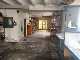 Alquiler de local comercial de 300 m² con fachada y salida a tres calles en La Bisbal d’Empordà photo 0