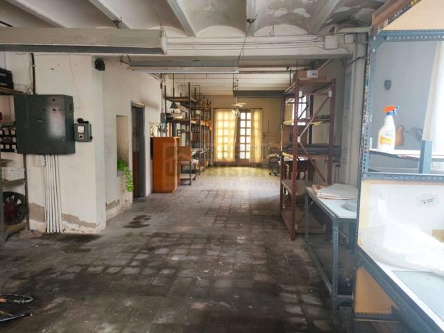 Alquiler de local comercial de 300 m² con fachada y salida a tres calles en La Bisbal d’Empordà photo 0