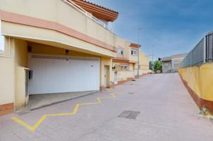 ¡Plaza de garaje a la venta en Barrio Peral! photo 0