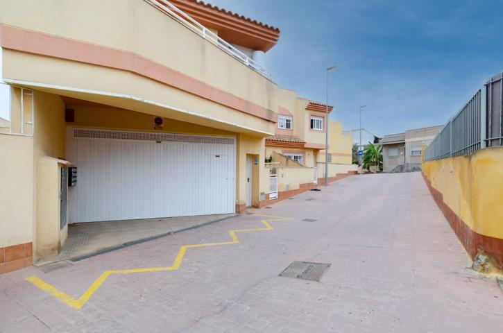 ¡Plaza de garaje a la venta en Barrio Peral! photo 0
