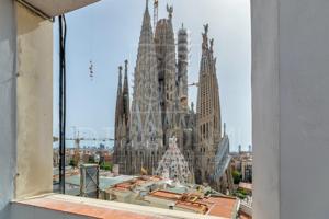 sobreatico en sagrada Familia vistas a Barcelona photo 0