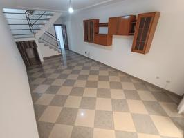 Gran adosado en La Longuera, con tres habitaciones y patio cerrado photo 0