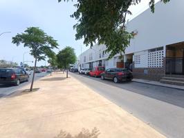 Gran adosado en La Longuera, con tres habitaciones y patio cerrado photo 0