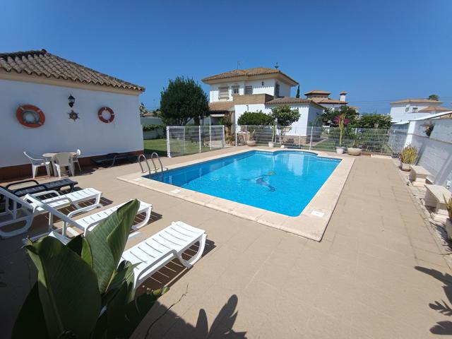 Exclusivo Chalet Urbano con 1.000 m² de Jardín y Piscina Privada en Los Gallos photo 0