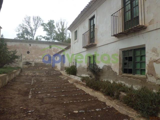 Finca Rústica con Edificaciones Varias photo 0