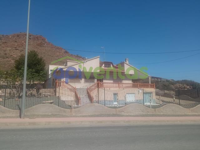 Chalet con piscina y naves vallado photo 0