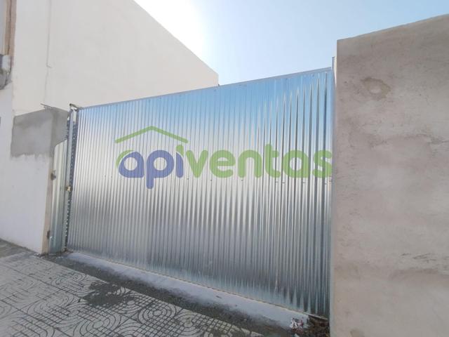 Solar cerrado con puerta para vehículos pesados photo 0