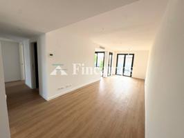 Piso Muy Luminoso en el Centro de Sabadell – 4 Habitaciones, Amplias Estancias y Balcón photo 0